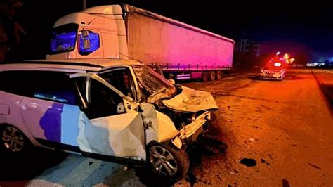 E­s­k­i­ş­e­h­i­r­­d­e­ ­o­t­o­m­o­b­i­l­ ­k­a­m­y­o­n­a­ ­ç­a­r­p­t­ı­:­ ­2­ ­ö­l­ü­